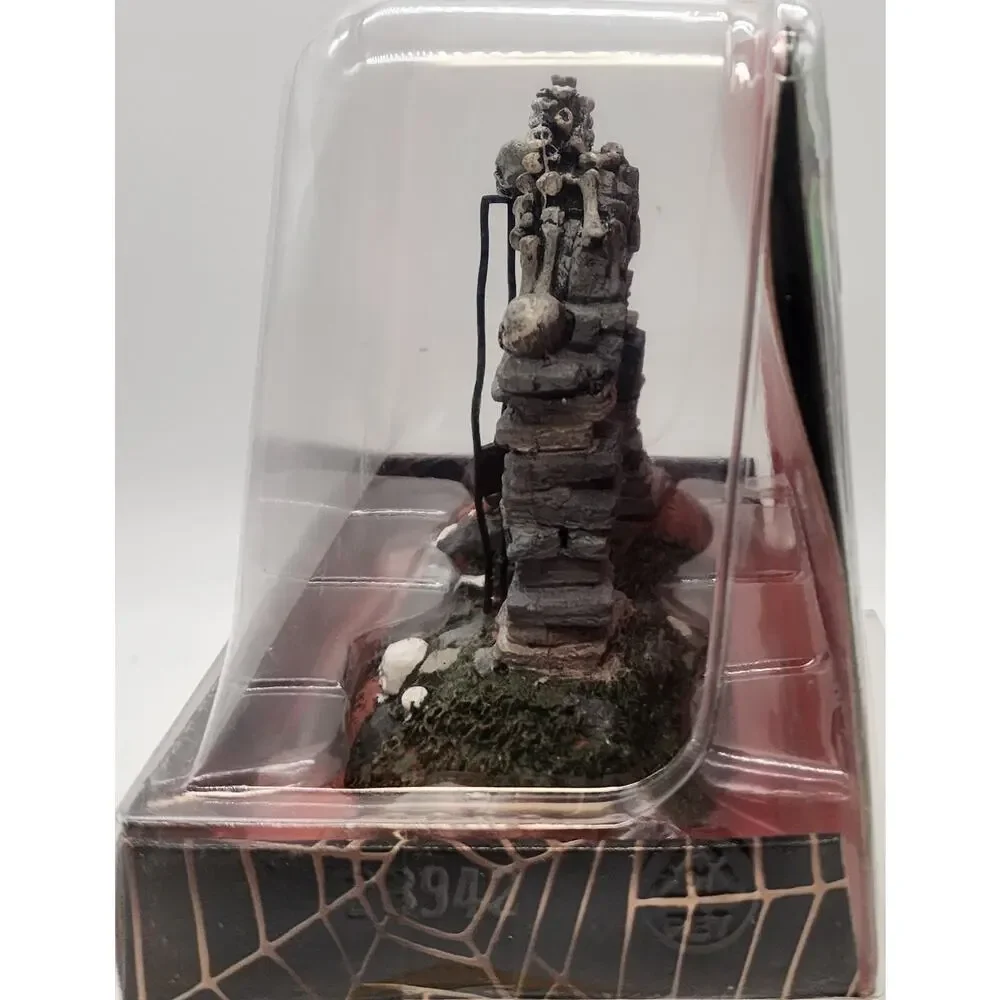 Lemax Halloween Spooky Town 2012 Cemetery Skull Gate Table Accent #23942 Retired